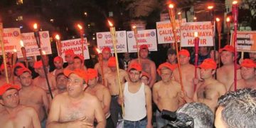 BURSA 1 NO’LU ŞUBE – KADRO BEKLEYEN TAŞERON İŞÇİLERİNİN ÇIPLAK EYLEMİ