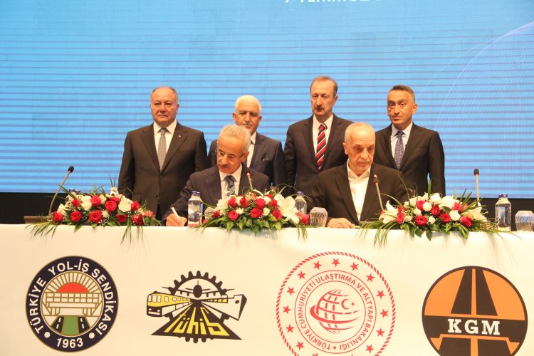 Sendikamız ile T.C. Ulaştırma ve Altyapı Bakanlığı Merkez ve Taşra Teşkilatı ile Karayolları Genel Müdürlüğü adına TÜHİS arasında işletme düzeyinde imzalanan 20. dönem toplu iş sözleşmesi imzalandı.