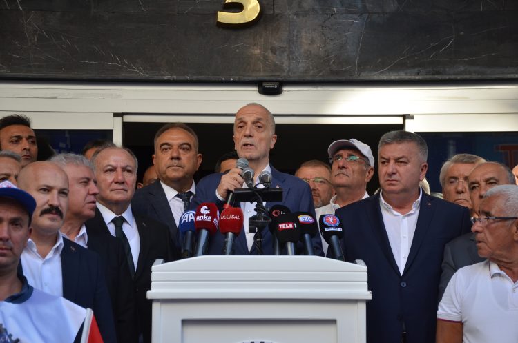 TÜRK-İŞ GENEL MERKEZİ ÖNÜNDE BASIN AÇIKLAMASI GERÇEKLEŞTİRİLDİ