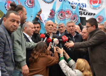 TÜRK-İŞ Hazine ve Maliye Bakanlığı’nın Önünde Kitlesel Basın Açıklaması Yaptı