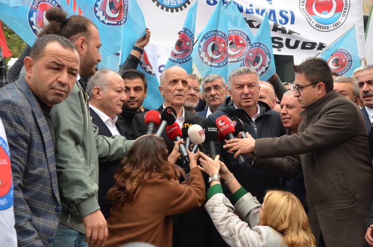 TÜRK-İŞ Hazine ve Maliye Bakanlığı’nın Önünde Kitlesel Basın Açıklaması Yaptı