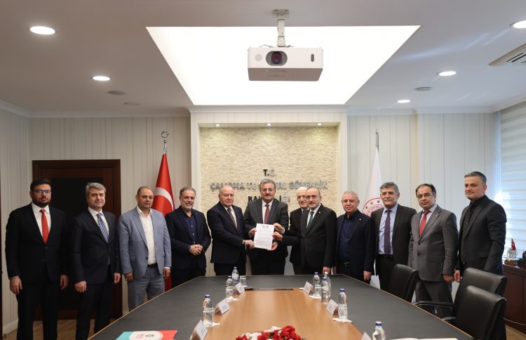 TÜRK-İŞ VE HAK-İŞ TARAFINDAN HAZIRLANAN 2025-2026 YILI KAMU TOPLU İŞ SÖZLEŞMELERİ ÇERÇEVE ANLAŞMA PROTOKOLÜ ORTAK TEKLİFİ ÇALIŞMA VE SOSYAL GÜVENLİK BAKANLIĞINA SUNULDU