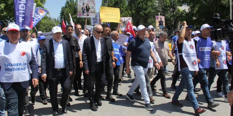 TÜRK-İŞ HAZİNE VE MALİYE BAKANLIĞI ÖNÜNDE BASIN AÇIKLAMASI GERÇEKLEŞTİRDİ