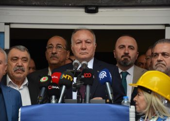 TÜRK-İŞ GENEL MERKEZİ ÖNÜNDE BASIN AÇIKLAMASI GERÇEKLEŞTİRİLDİ