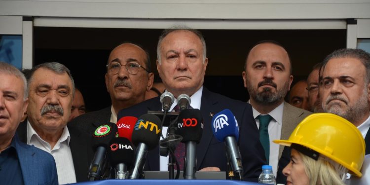 TÜRK-İŞ GENEL MERKEZİ ÖNÜNDE BASIN AÇIKLAMASI GERÇEKLEŞTİRİLDİ