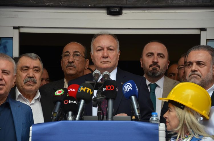 TÜRK-İŞ GENEL MERKEZİ ÖNÜNDE BASIN AÇIKLAMASI GERÇEKLEŞTİRİLDİ