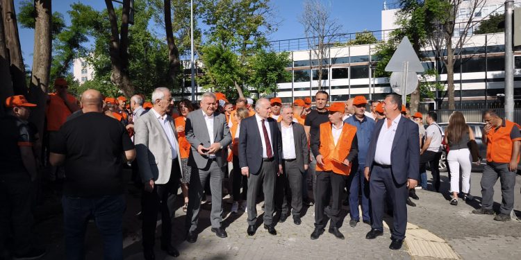 Karayolları Genel Müdürlüğü Önünde Bildiri Okundu