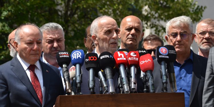 TÜRK-İŞ KAMU KOORDİNASYON KURULU ÜYELERİ ÇALIŞMA VE SOSYAL GÜVENLİK BAKANI PROF. DR. VEDAT IŞIKHAN İLE GÖRÜŞTÜ