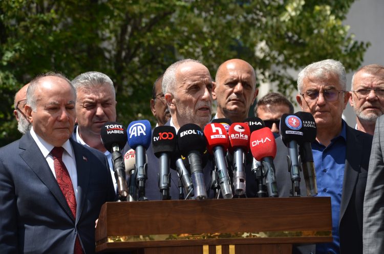 TÜRK-İŞ KAMU KOORDİNASYON KURULU ÜYELERİ ÇALIŞMA VE SOSYAL GÜVENLİK BAKANI PROF. DR. VEDAT IŞIKHAN İLE GÖRÜŞTÜ
