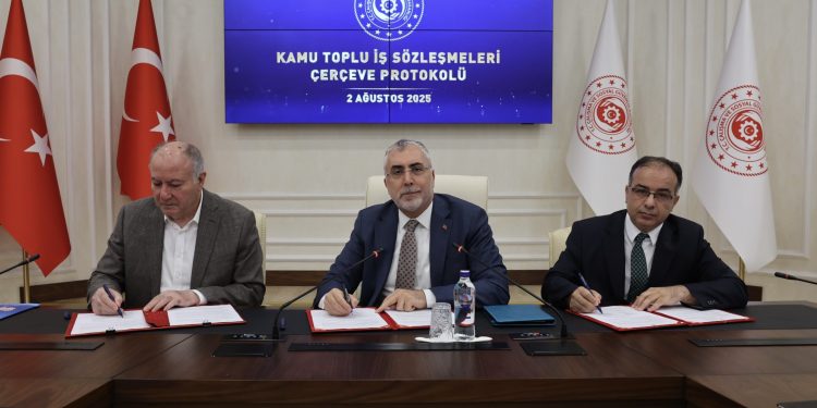 KAMU KESİMİ TOPLU İŞ SÖZLEŞMELERİ ÇERÇEVE ANLAŞMA PROTOKOLÜ İMZALANDI